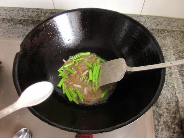 西芹炖粉条步骤6