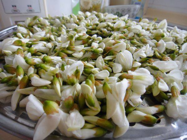 炒制粉蒸槐花步骤1