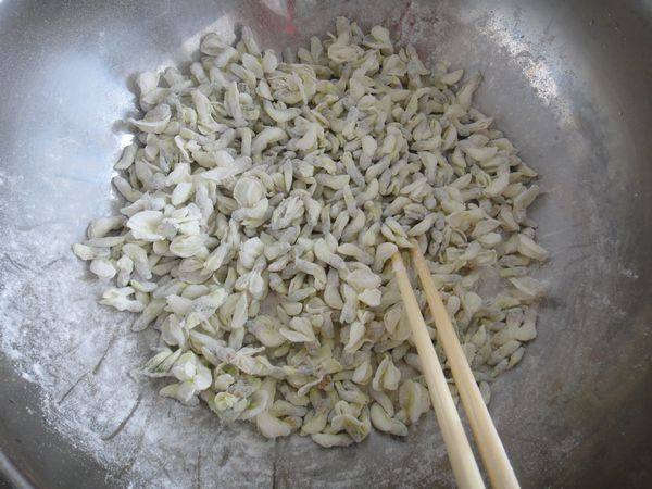 炒制粉蒸槐花步骤2