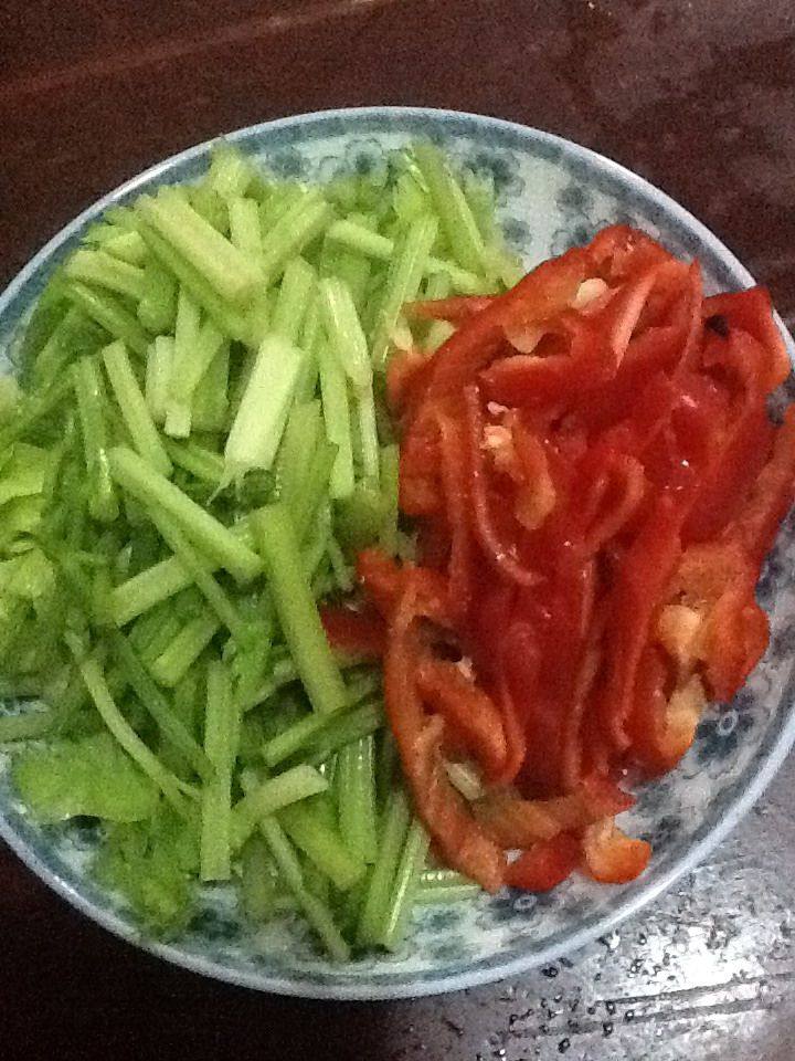 芹菜炒鸭杂步骤3