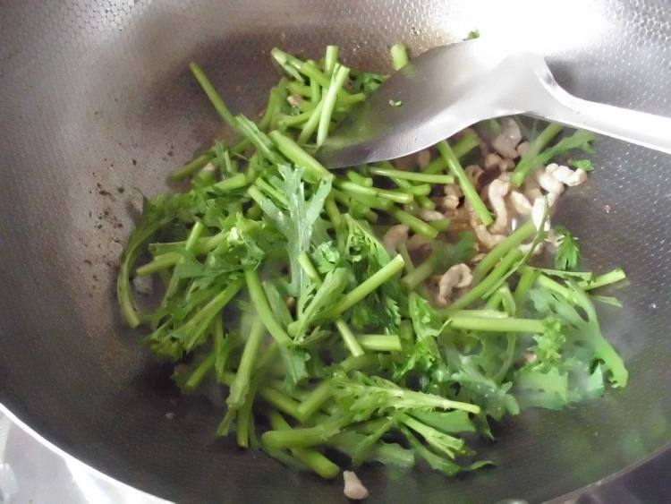 肉丝炒茼蒿步骤4