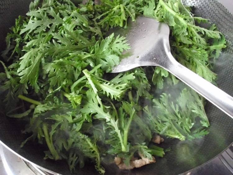 肉丝炒茼蒿步骤5
