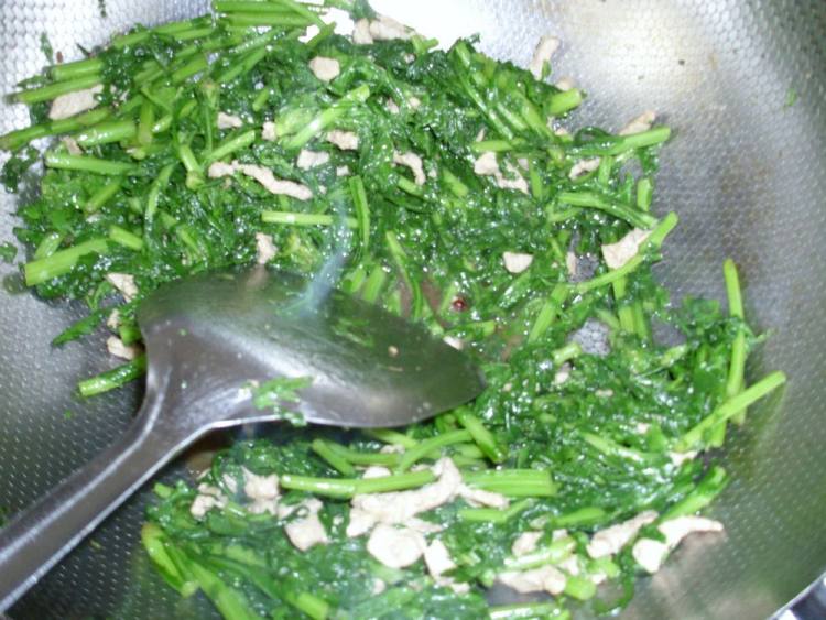 肉丝炒茼蒿步骤7