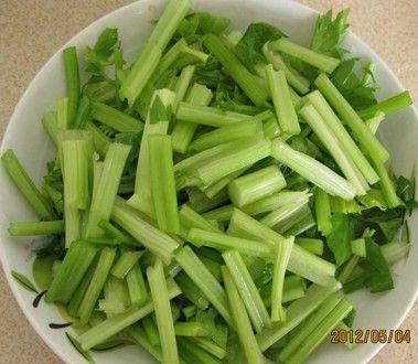 芹菜炒瘦肉步骤1