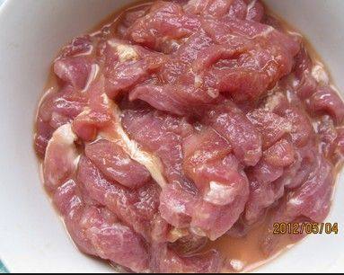 芹菜炒瘦肉步骤2