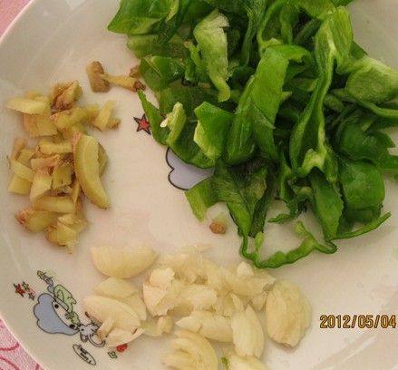 芹菜炒瘦肉步骤3