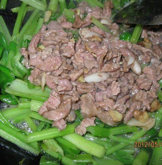 芹菜炒瘦肉步骤9