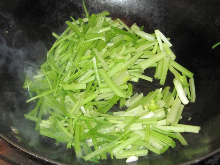 青椒芹菜步骤3