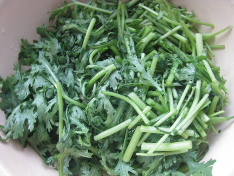 茼蒿炒肉步骤2