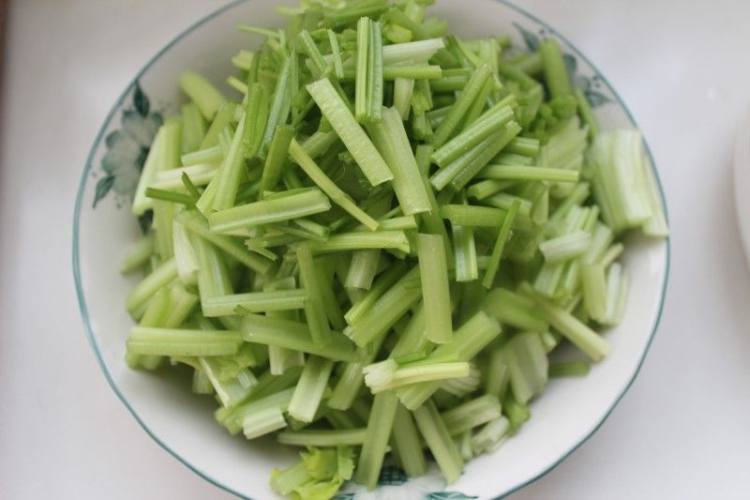 肉炒香芹步骤1