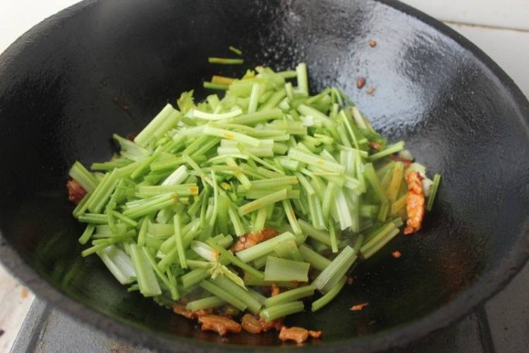 肉炒香芹步骤7