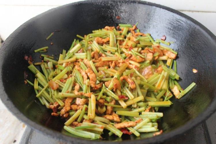 肉炒香芹步骤8