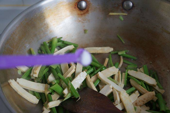 芹菜炒干子步骤7