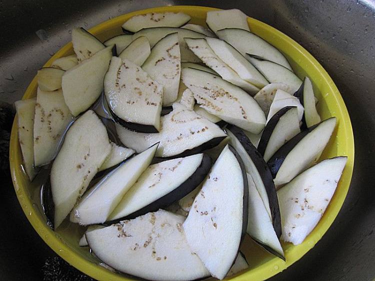 紫苏蒜头豆豉炒茄子步骤1