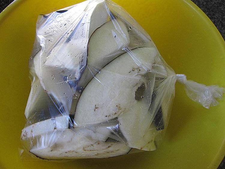 紫苏蒜头豆豉炒茄子步骤2