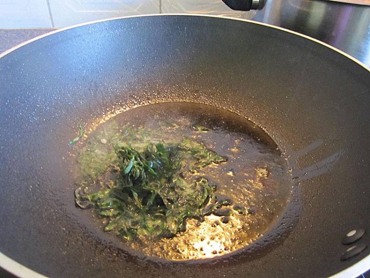 紫苏蒜头豆豉炒茄子步骤4