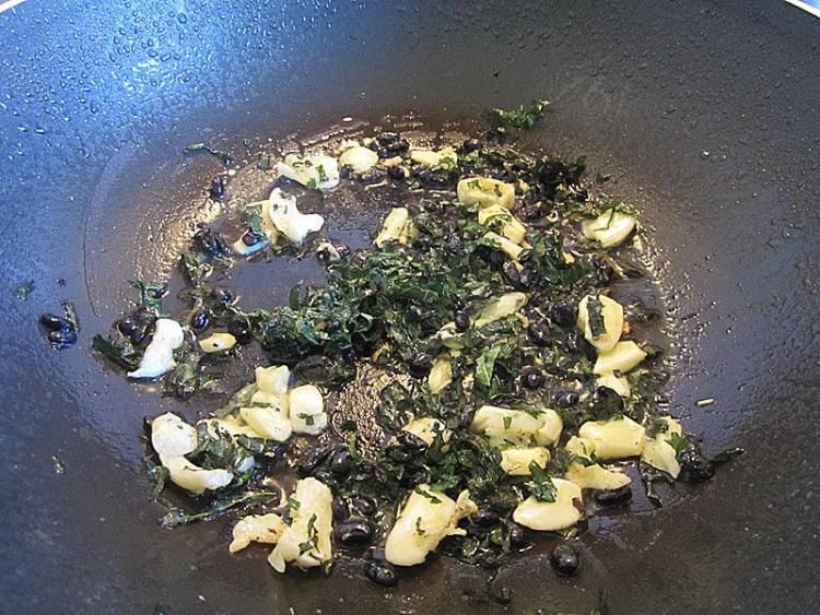 紫苏蒜头豆豉炒茄子步骤6