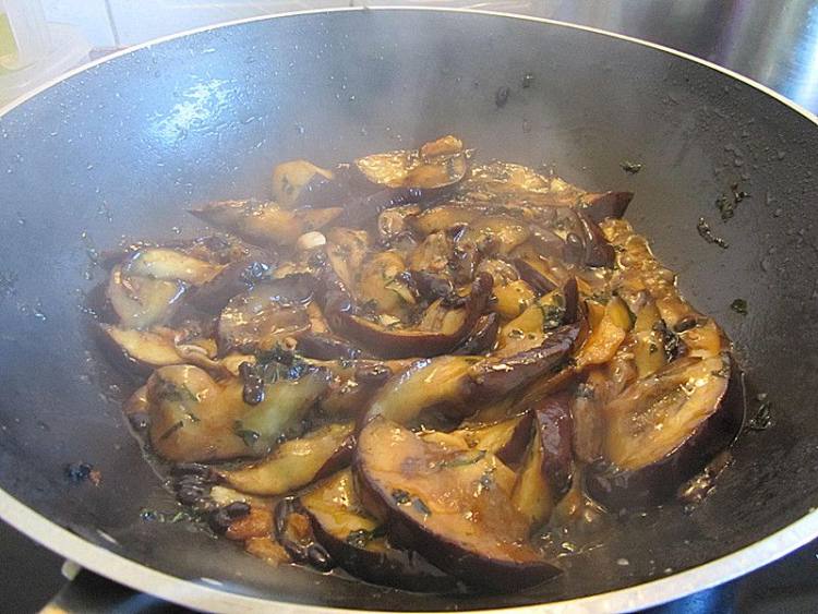 紫苏蒜头豆豉炒茄子步骤8