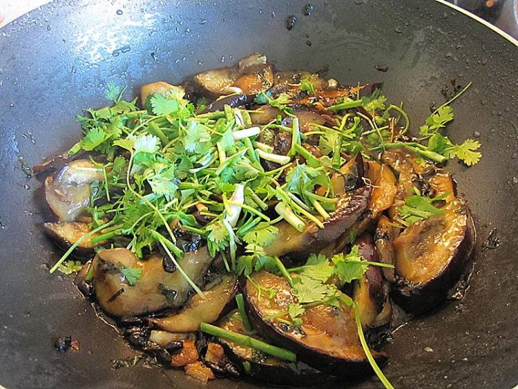 紫苏蒜头豆豉炒茄子步骤9