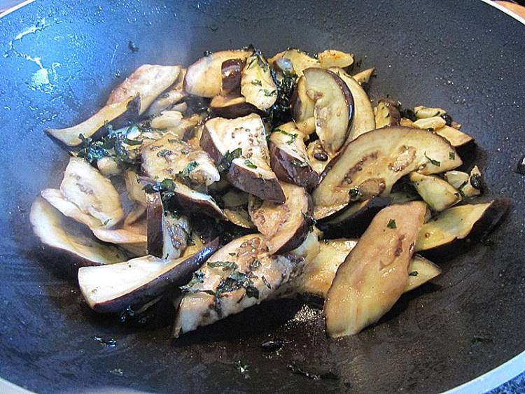 紫苏蒜头豆豉炒茄子步骤7