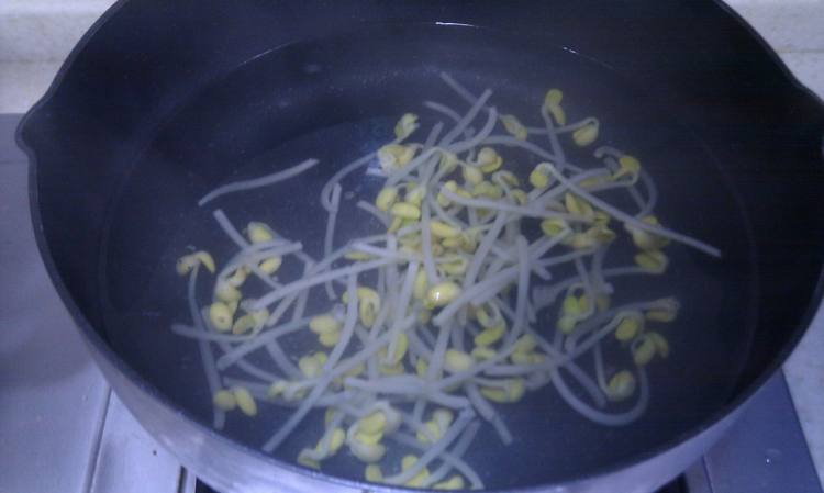 芹菜拌豆芽步骤4