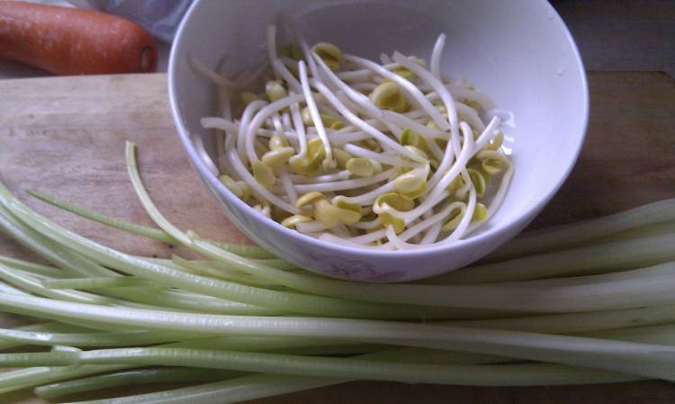 芹菜拌豆芽步骤1
