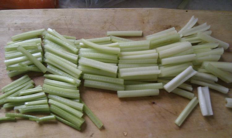 芹菜拌豆芽步骤2