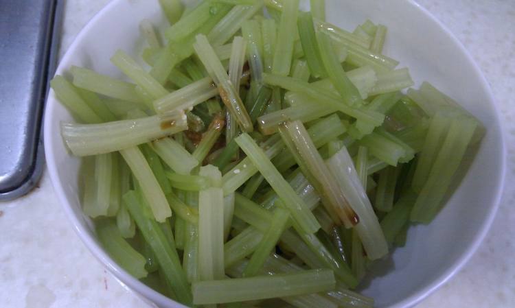 芹菜拌豆芽步骤5