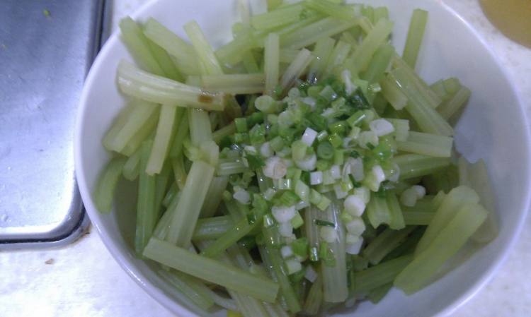芹菜拌豆芽步骤7