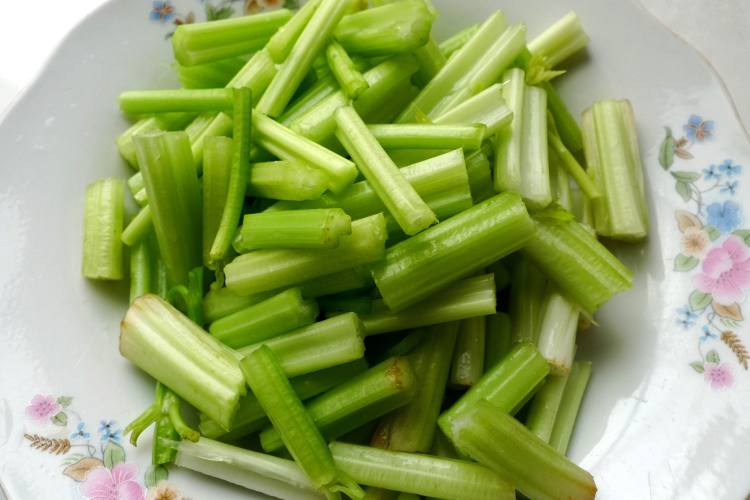 芹菜炒大虾步骤2