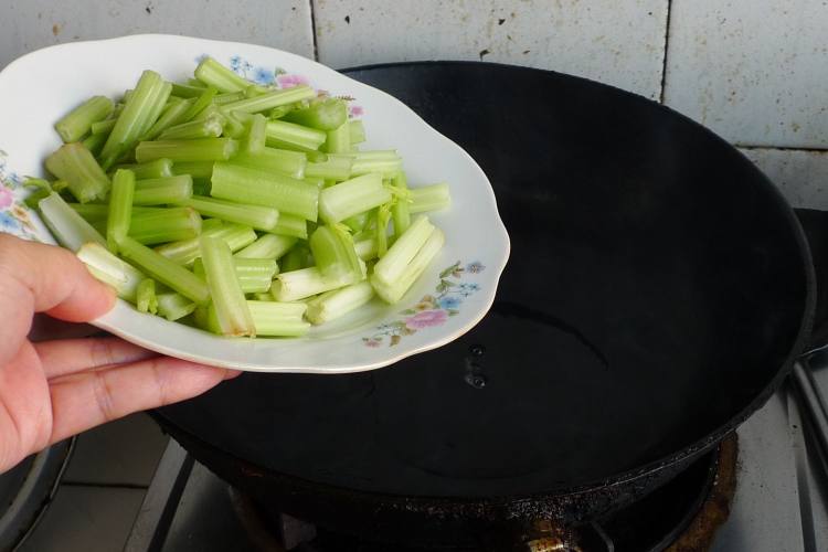 芹菜炒大虾步骤8