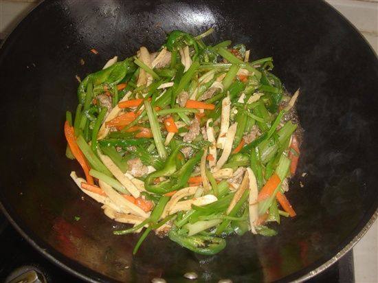 芹菜肉丝干子步骤3