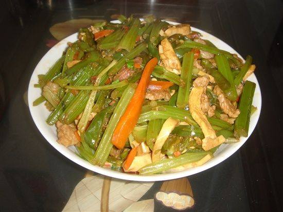 芹菜肉丝干子步骤4