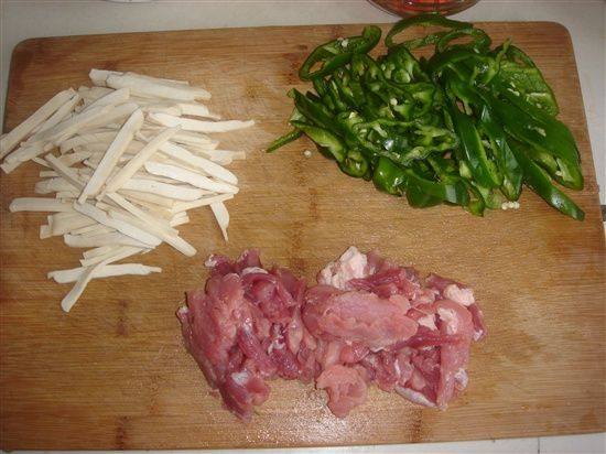 芹菜肉丝干子步骤1