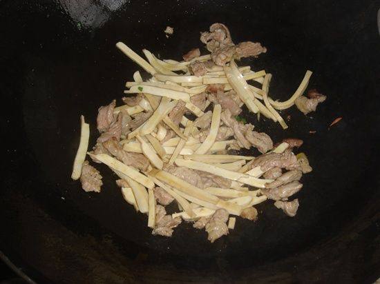 芹菜肉丝干子步骤2