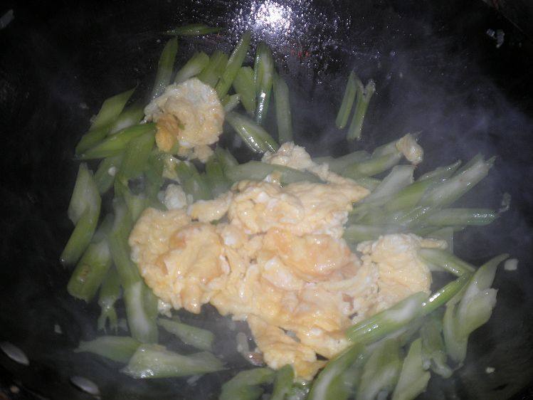 鸡蛋芹菜步骤6