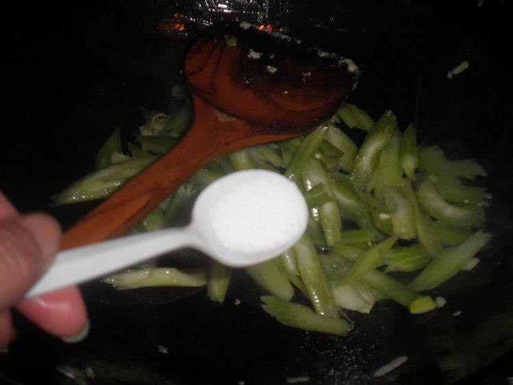 鸡蛋芹菜步骤4