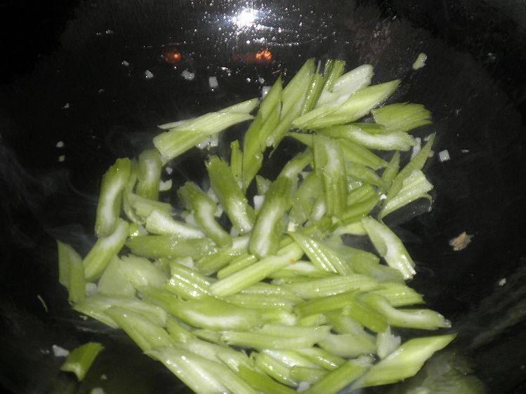 鸡蛋芹菜步骤3