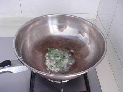 鲜槐花炒木耳步骤4
