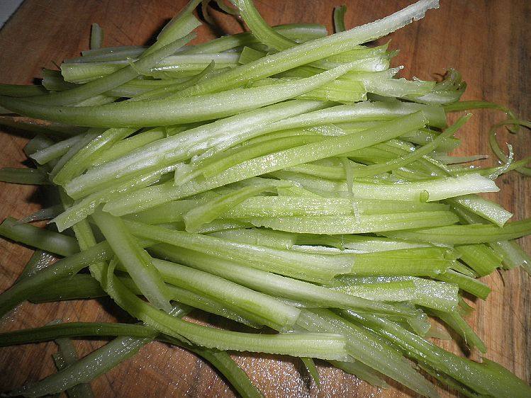 芝麻拌芹菜步骤2
