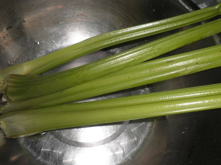 芝麻拌芹菜步骤1