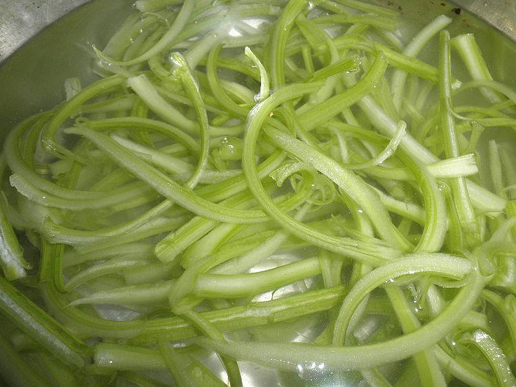 芝麻拌芹菜步骤3
