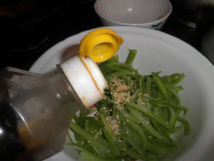 芝麻拌芹菜步骤7