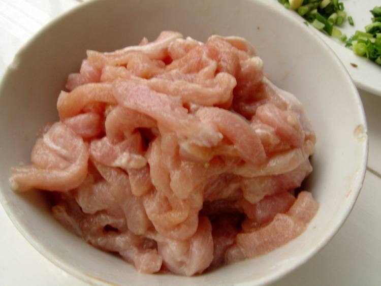 芹菜炒里脊肉步骤2