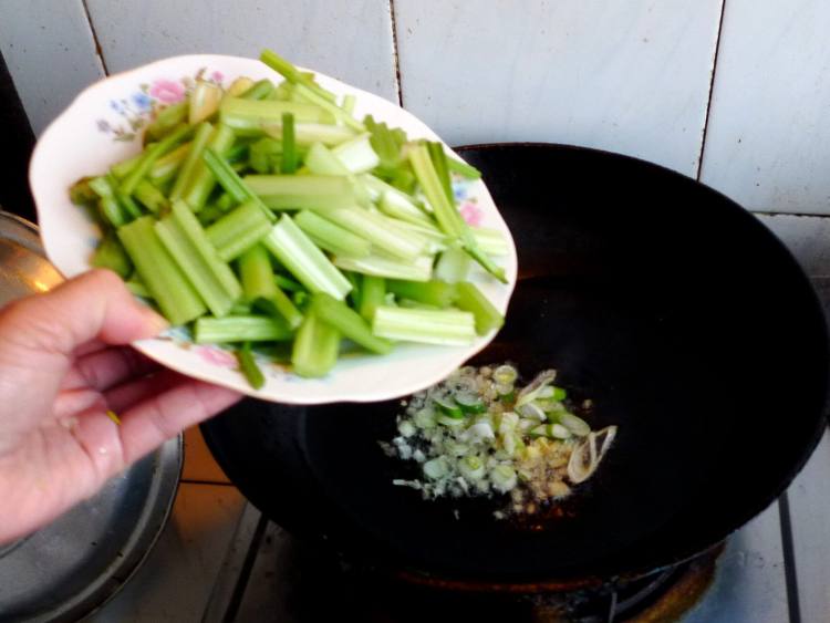 芹菜炒里脊肉步骤4