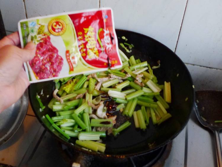 芹菜炒里脊肉步骤6