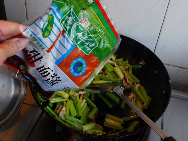 芹菜炒里脊肉步骤7