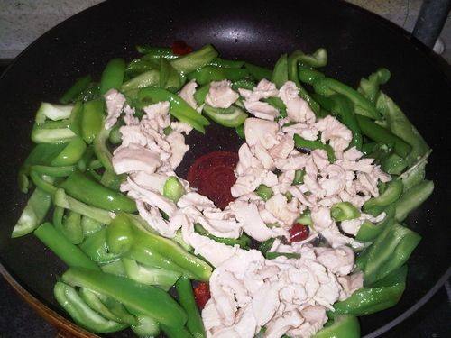 青椒芦笋炒鸡肉步骤7