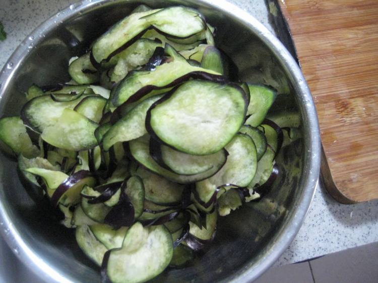 青椒肉丝炒茄片步骤5
