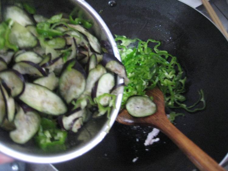 青椒肉丝炒茄片步骤7